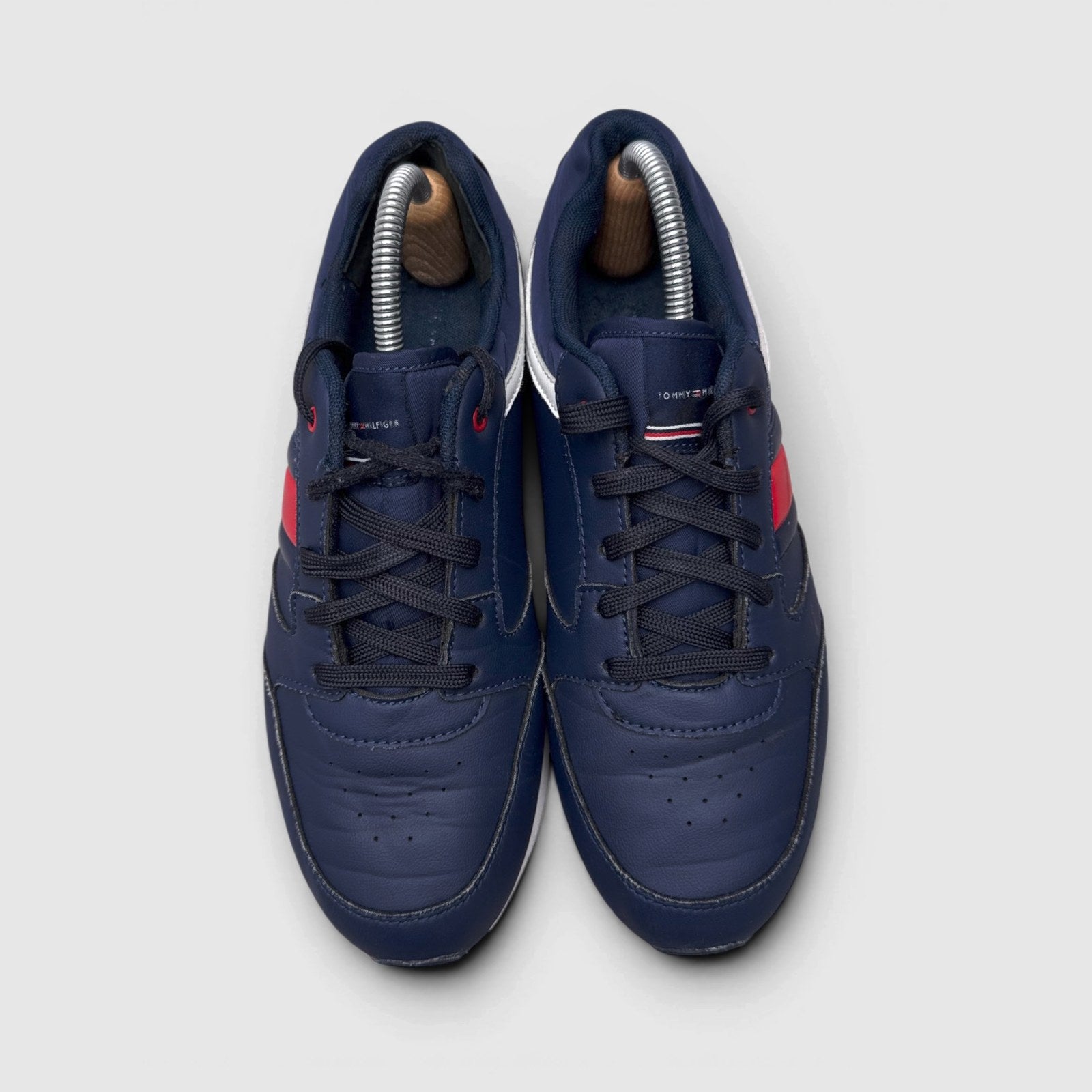Tommy Hilfiger Jim — buty sportowe męskie w dobrym stanie rozmiar 40, widok z góry