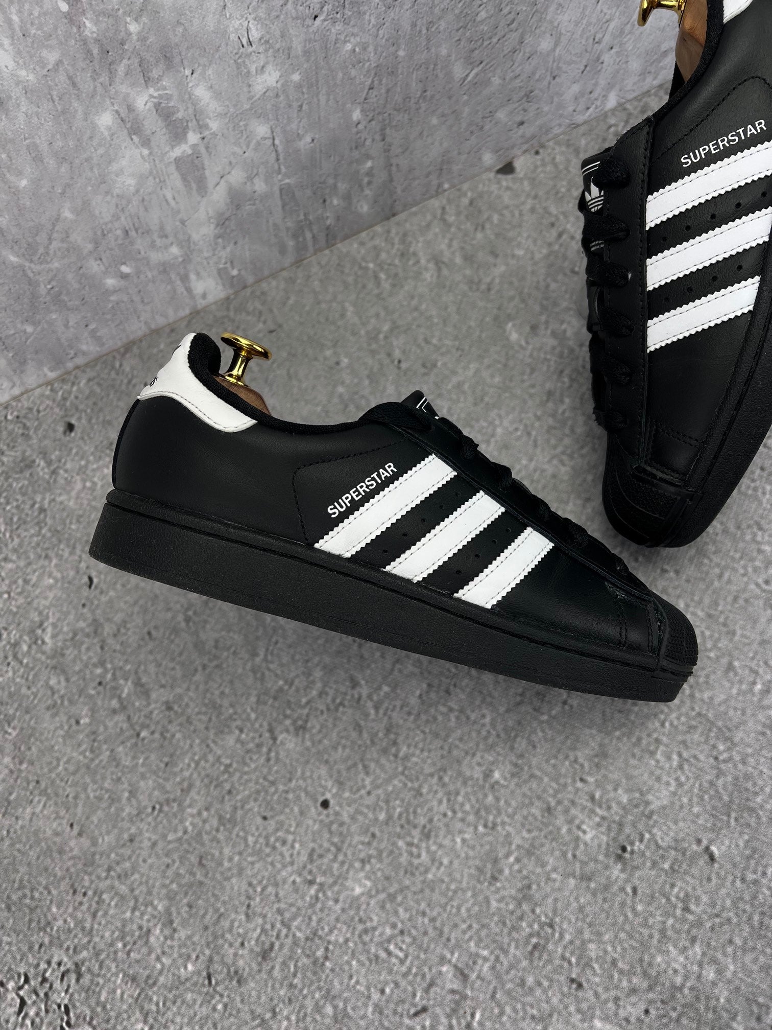 adidas Superstar II JH9977 - buty sportowe, zewnętrzny panel prawego buta