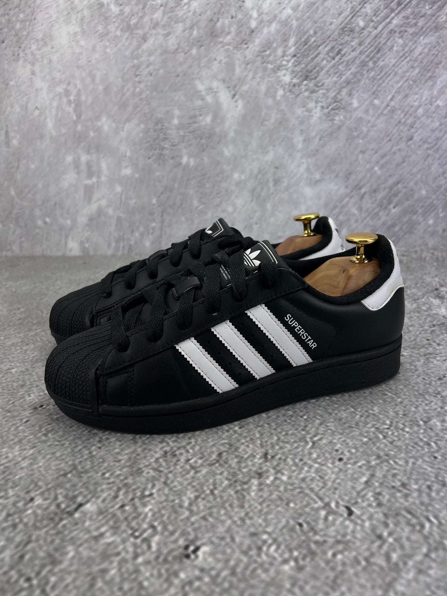 adidas Superstar II JH9977 - buty sportowe, widok z boku na tle studyjnym