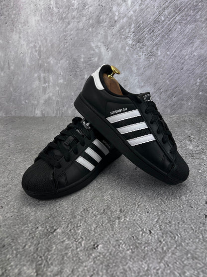 adidas Superstar II JH9977 - buty sportowe, para butów, widok z boku na tle studyjnym