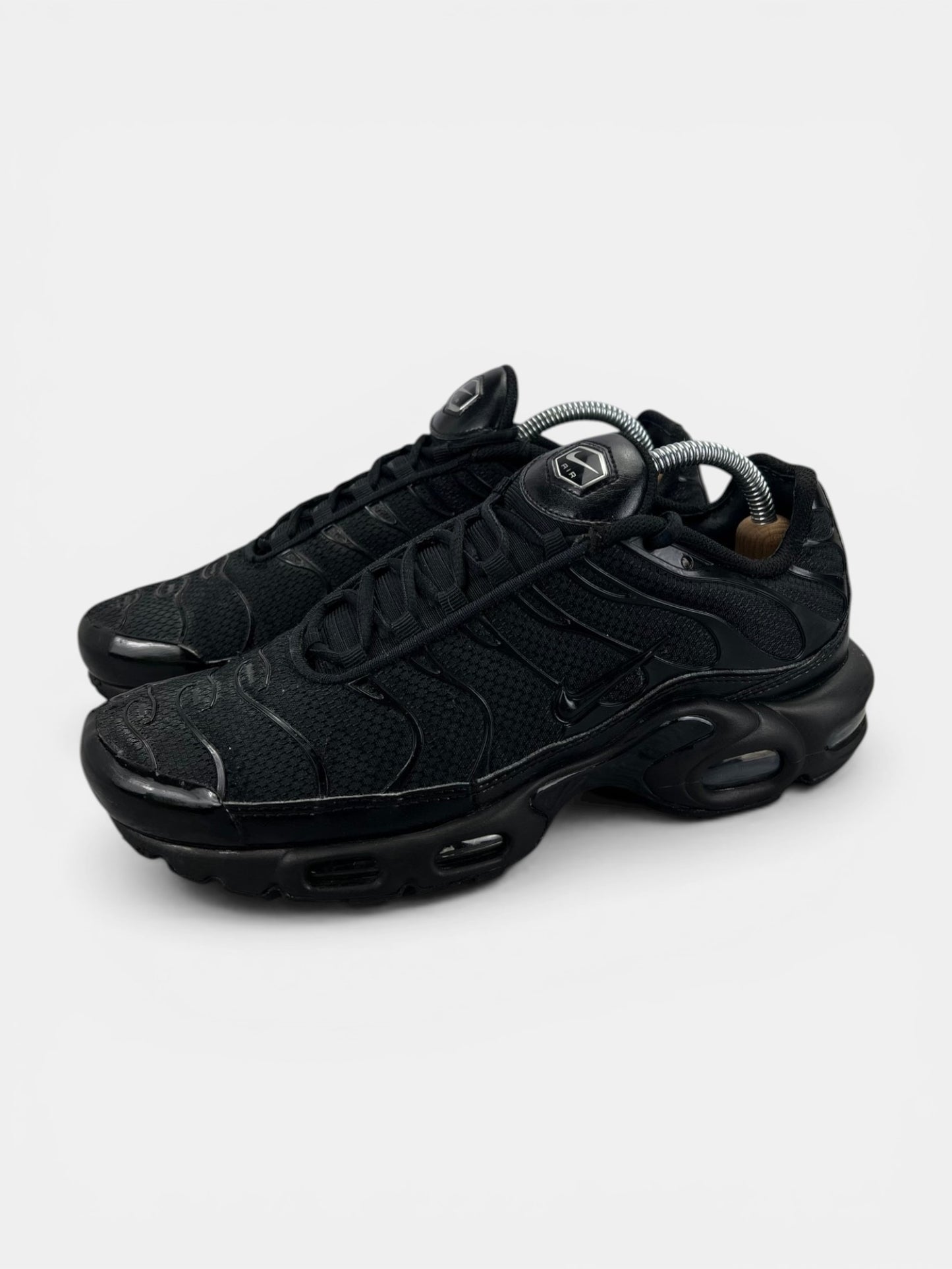 Nike Air Max Plus Triple Black - buty sportowe, widok z boku