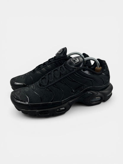 Nike Air Max Plus Triple Black - buty sportowe, widok z boku