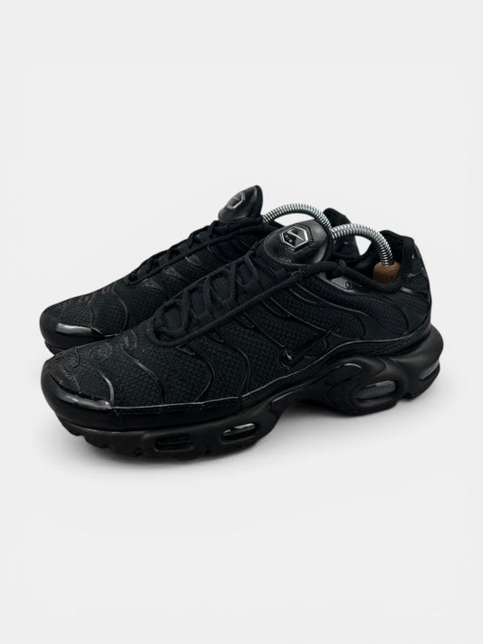 Nike Air Max Plus Triple Black - buty sportowe, widok z boku