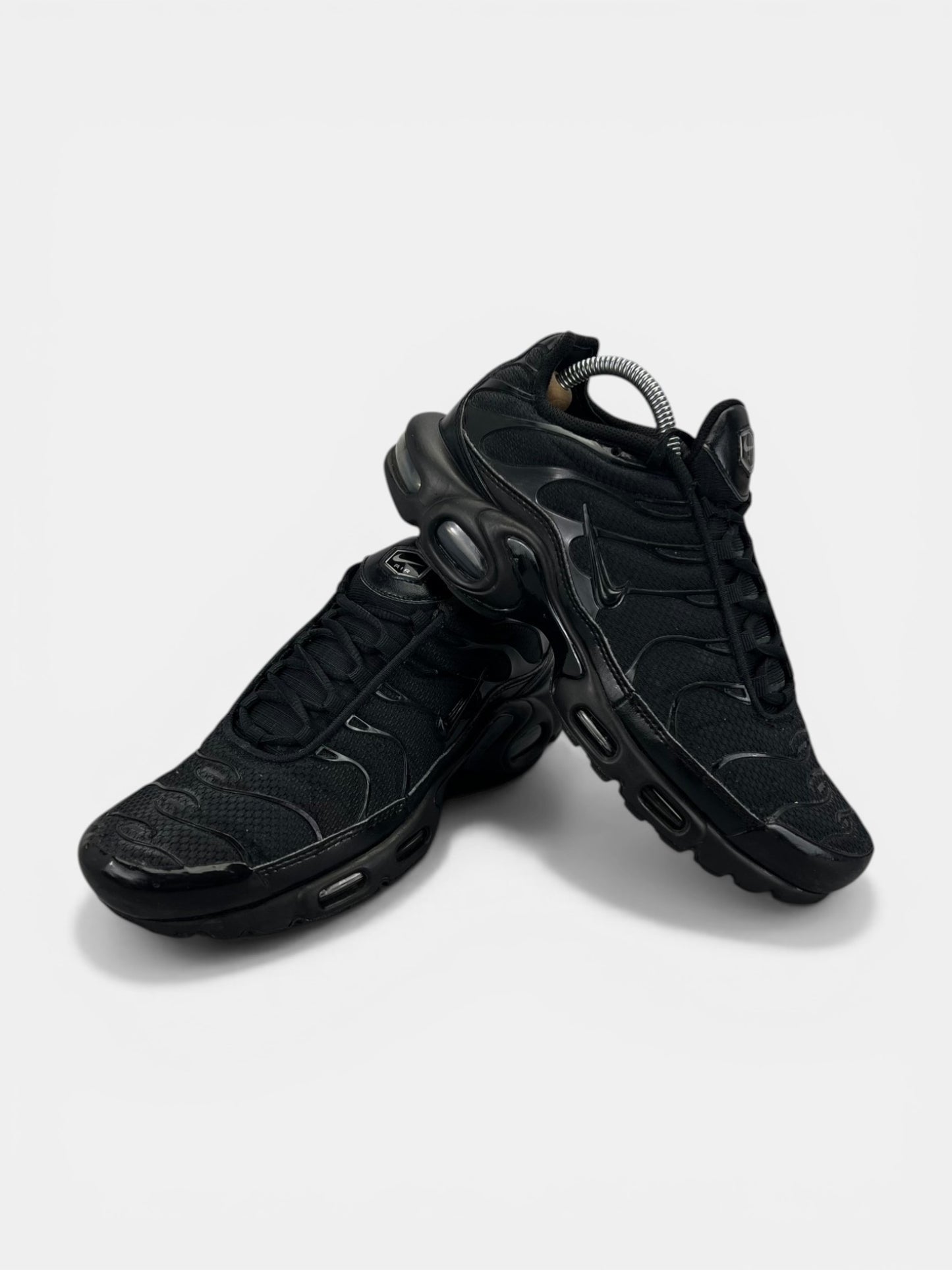 Nike Air Max Plus Triple Black - buty sportowe, boczny profil
