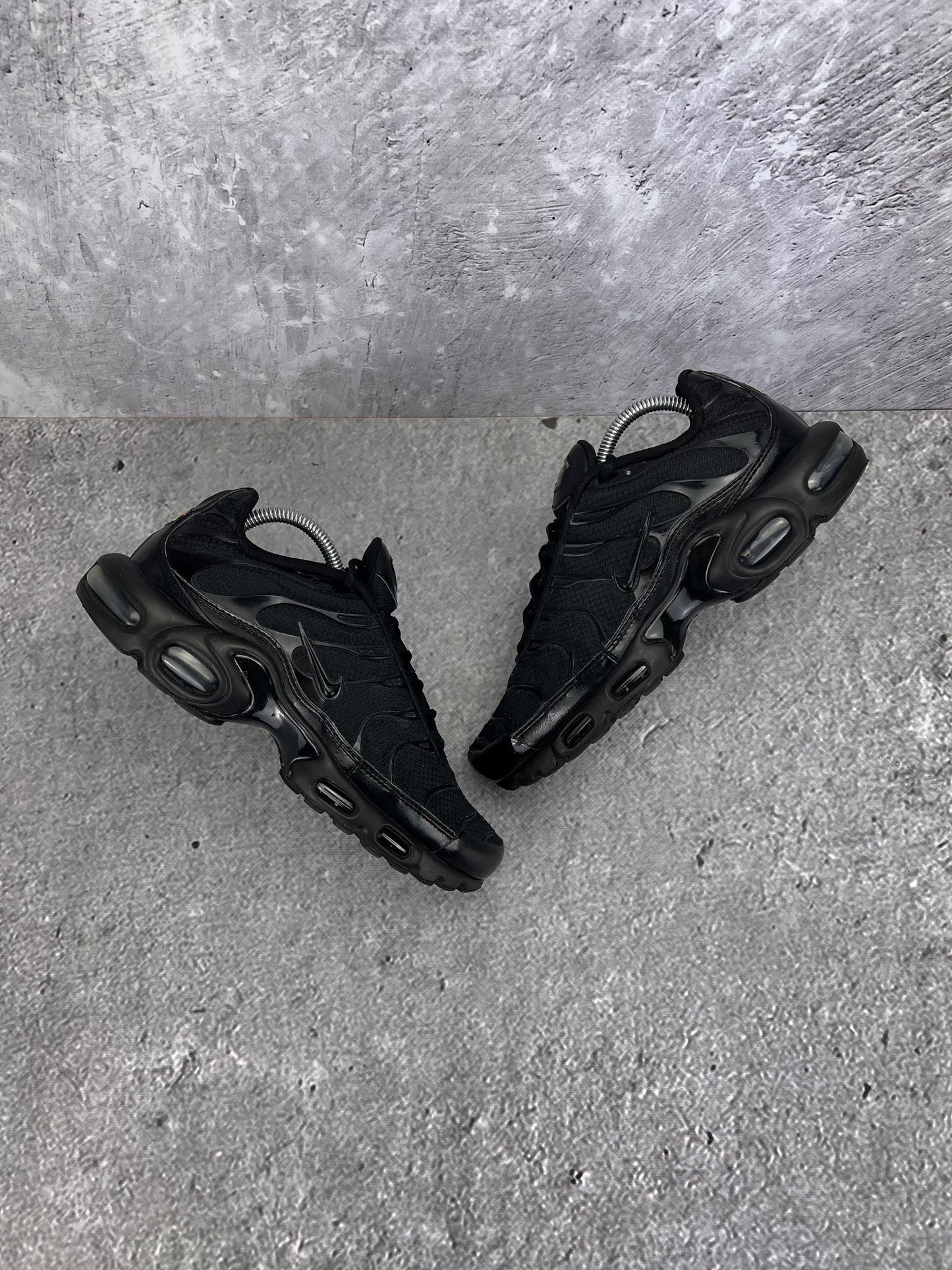 Nike Air Max Plus Triple Black - buty sportowe, widok z góry na zewnętrzną stronę butów