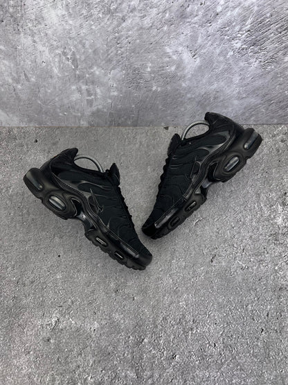 Nike Air Max Plus Triple Black - buty sportowe, widok z góry na zewnętrzną stronę butów