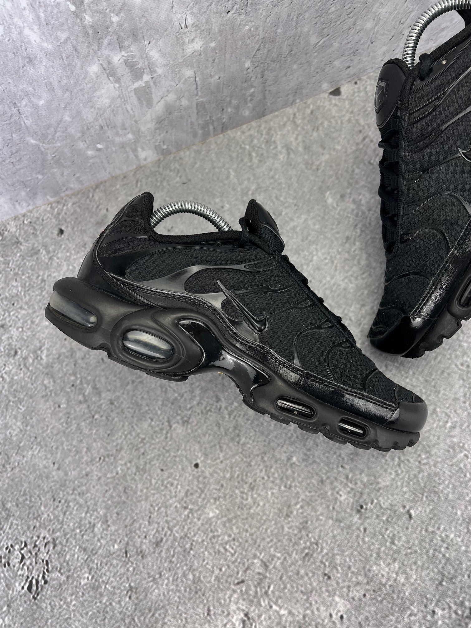 Nike Air Max Plus Triple Black - buty sportowe, zewnętrzny panel prawego buta