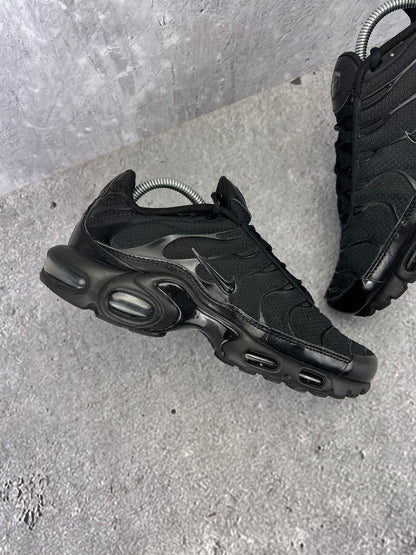 Nike Air Max Plus Triple Black - buty sportowe, zewnętrzny panel prawego buta