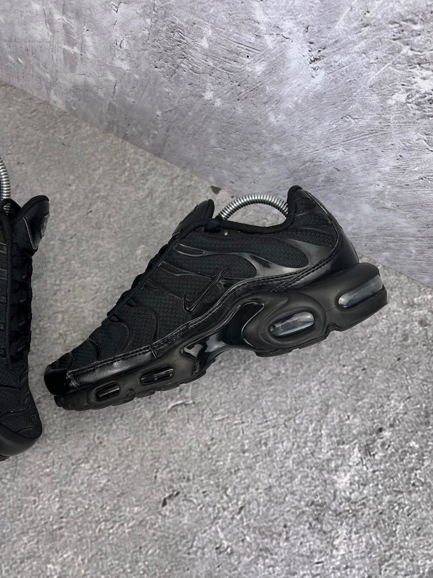 Nike Air Max Plus Triple Black - buty sportowe, zewnętrzny panel lewego buta