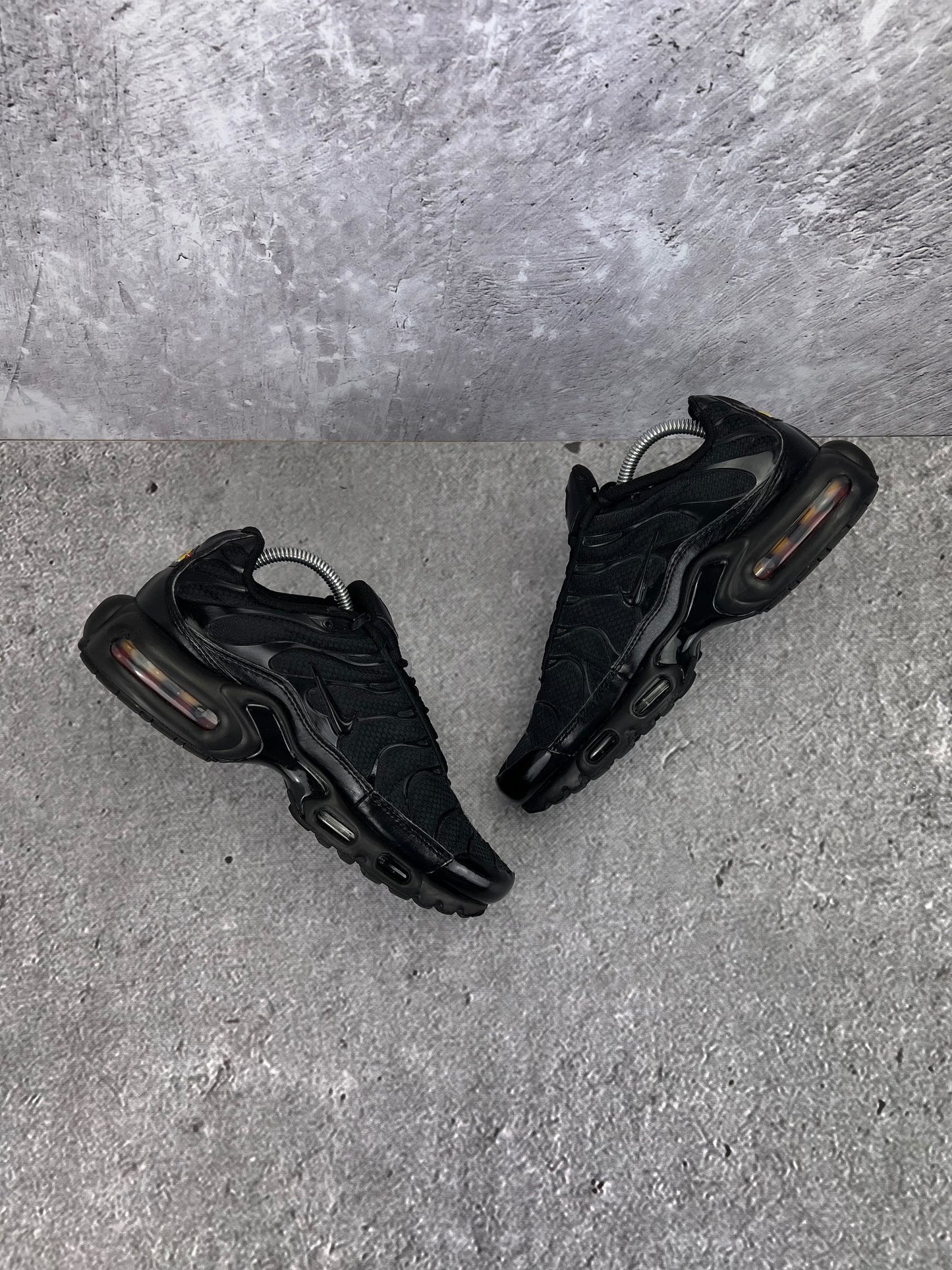 Nike Air Max Plus Triple Black - buty sportowe, widok z góry na wewnętrzną stronę butów