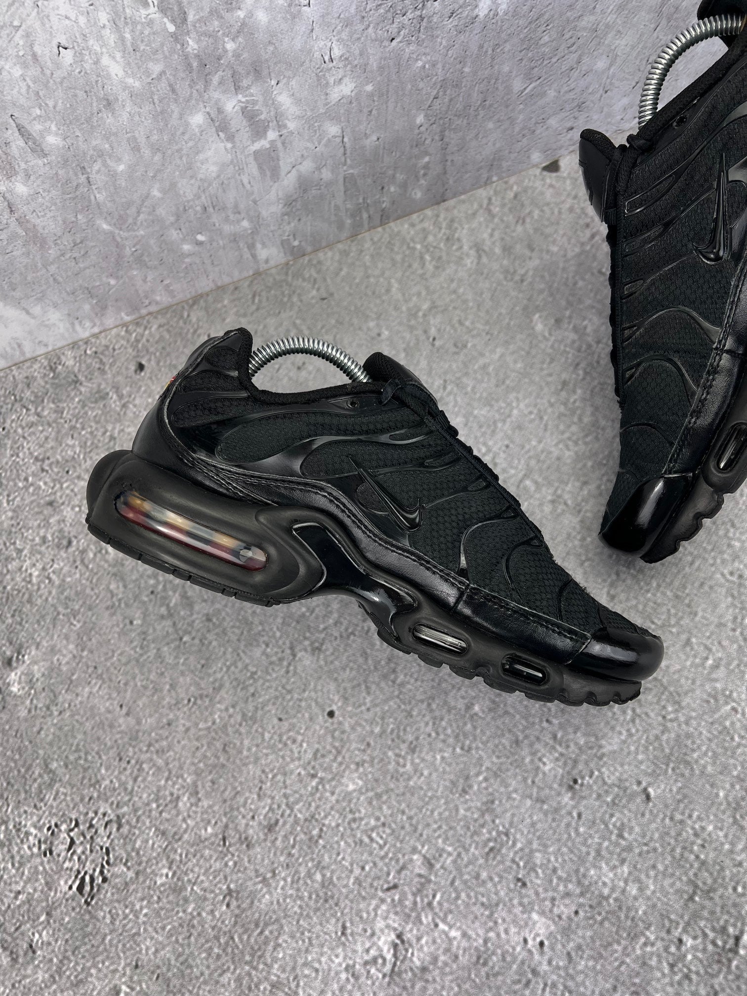Nike Air Max Plus Triple Black - buty sportowe, wewnętrzny panel lewego buta