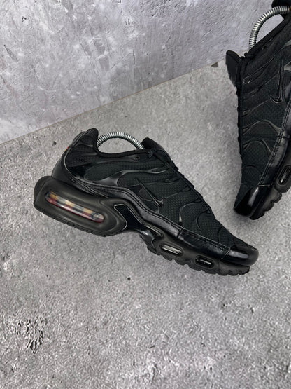 Nike Air Max Plus Triple Black - buty sportowe, wewnętrzny panel lewego buta