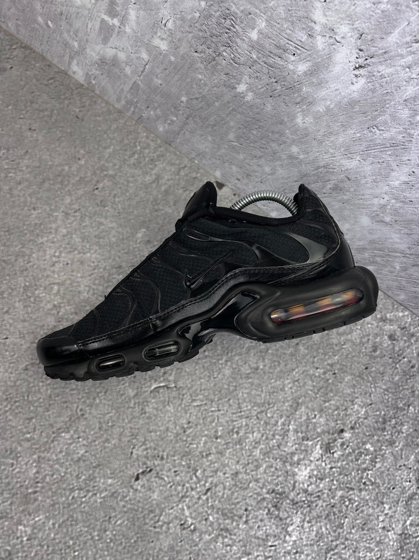 Nike Air Max Plus Triple Black - buty sportowe, wewnętrzny panel prawego buta