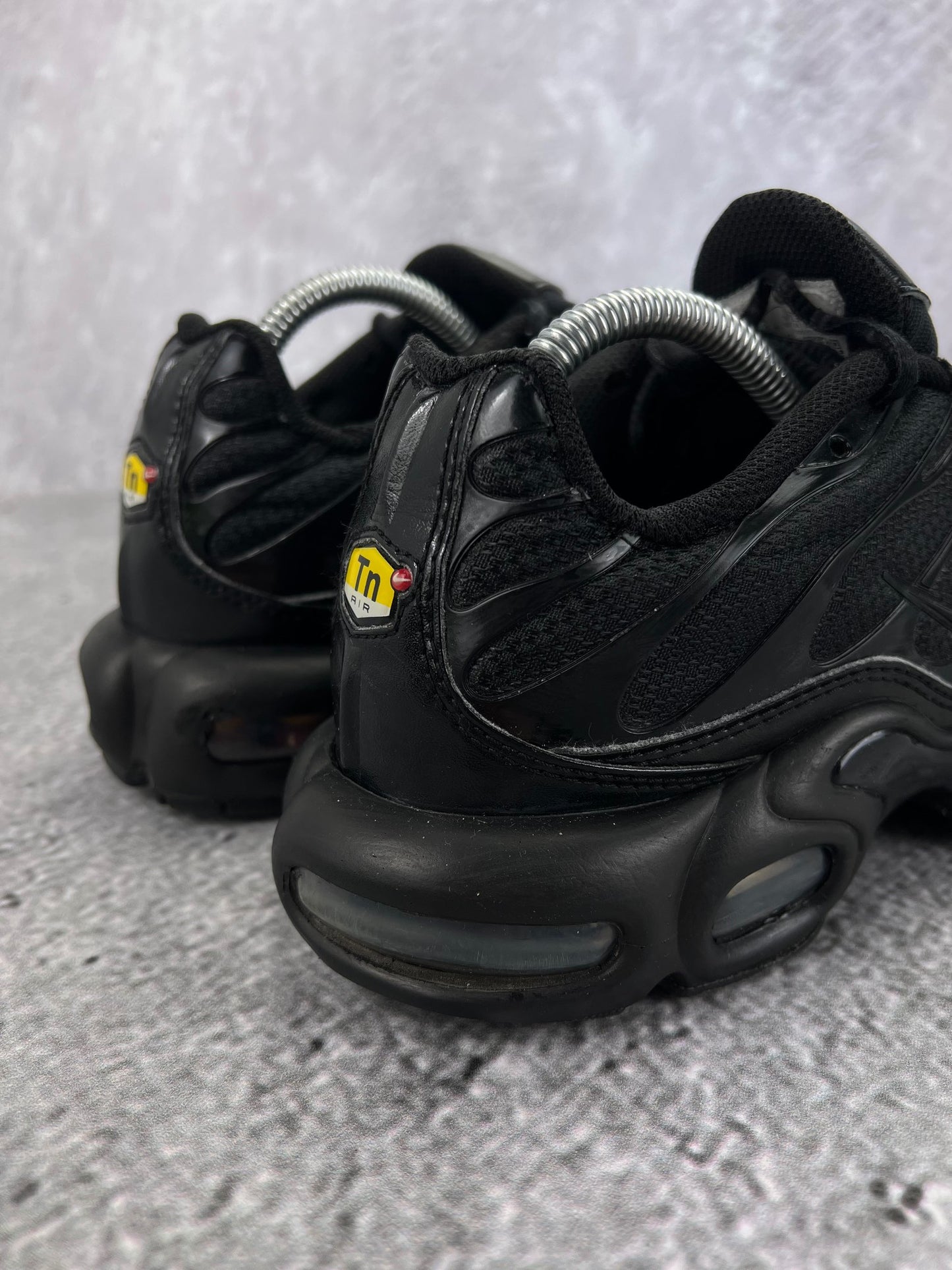 Nike Air Max Plus Triple Black - buty sportowe, widok z tyłu