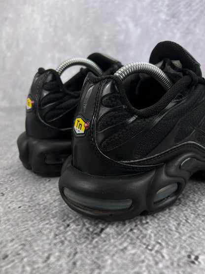 Nike Air Max Plus Triple Black - buty sportowe, widok z tyłu