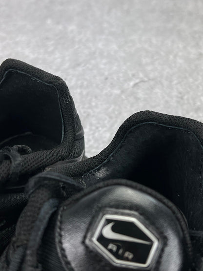 Nike Air Max Plus Triple Black - buty sportowe, zapiętki butów