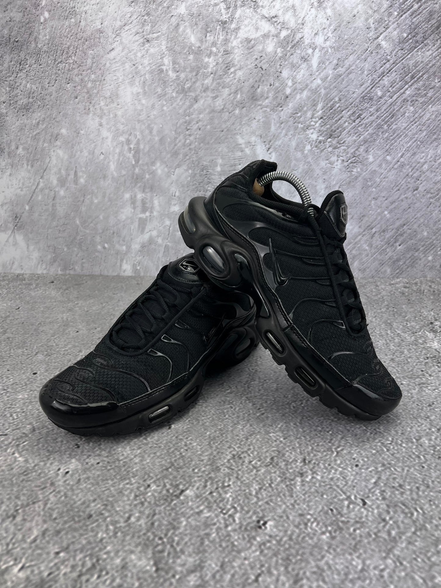 Nike Air Max Plus Triple Black - buty sportowe, para butów, widok z boku na tle studyjnym