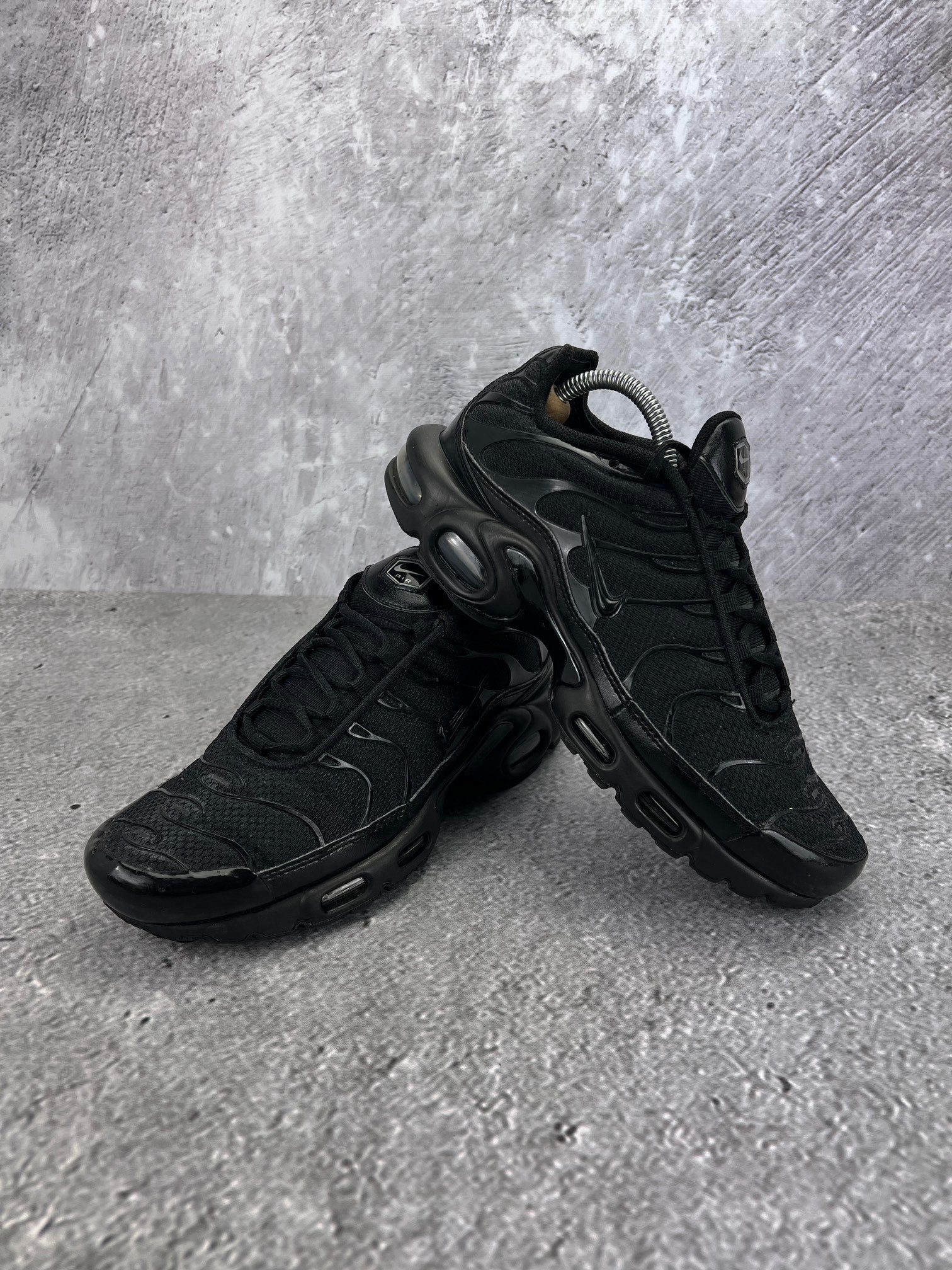 Nike Air Max Plus Triple Black - buty sportowe, para butów, widok z boku na tle studyjnym