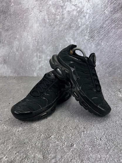 Nike Air Max Plus Triple Black - buty sportowe, para butów, widok z boku na tle studyjnym