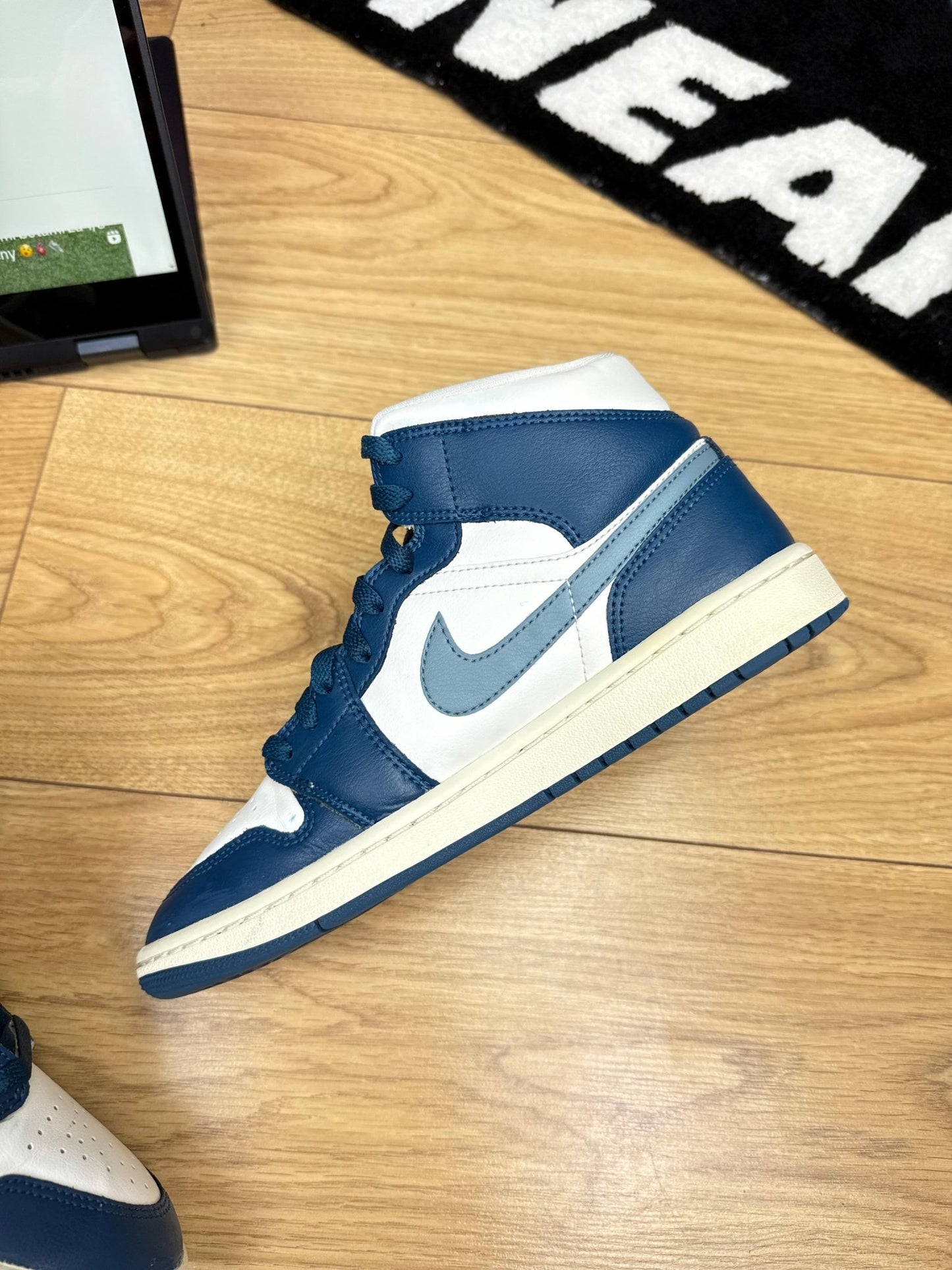 Nike Air Jordan 1 Mid (40)