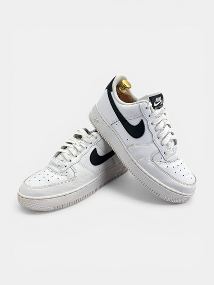 Nike Air Force 1 ’07 “White/Black” White Black - buty sportowe, boczny profil