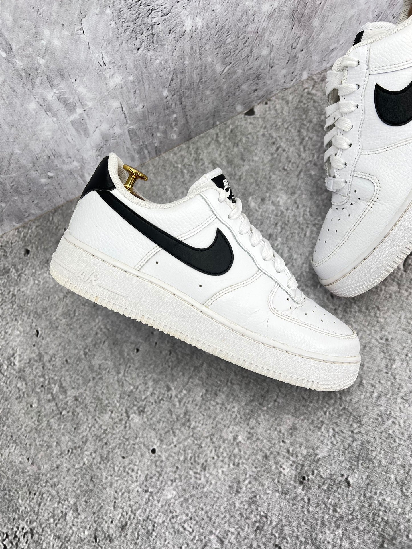 Nike Air Force 1 ’07 “White/Black” White Black - buty sportowe, zewnętrzny panel prawego buta