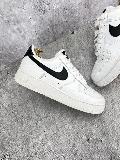 Nike Air Force 1 ’07 “White/Black” White Black - buty sportowe, zewnętrzny panel prawego buta