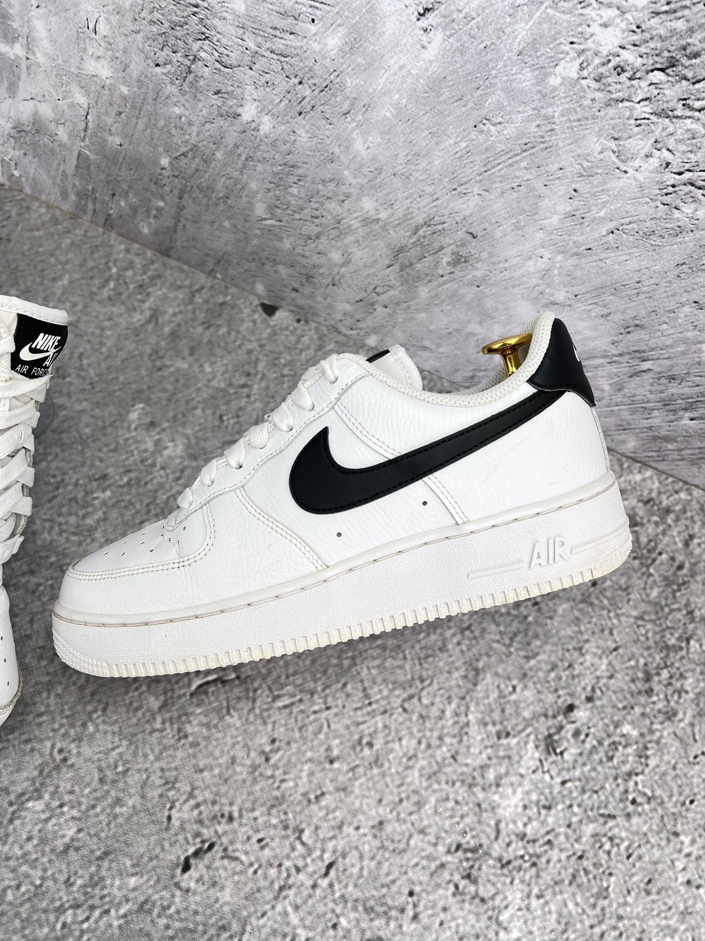 Nike Air Force 1 ’07 “White/Black” White Black - buty sportowe, zewnętrzny panel lewego buta
