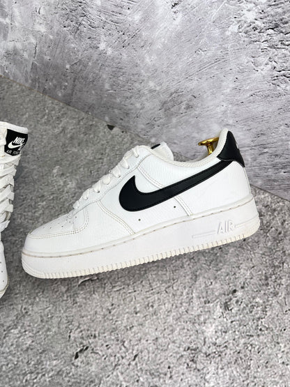Nike Air Force 1 ’07 “White/Black” White Black - buty sportowe, zewnętrzny panel lewego buta