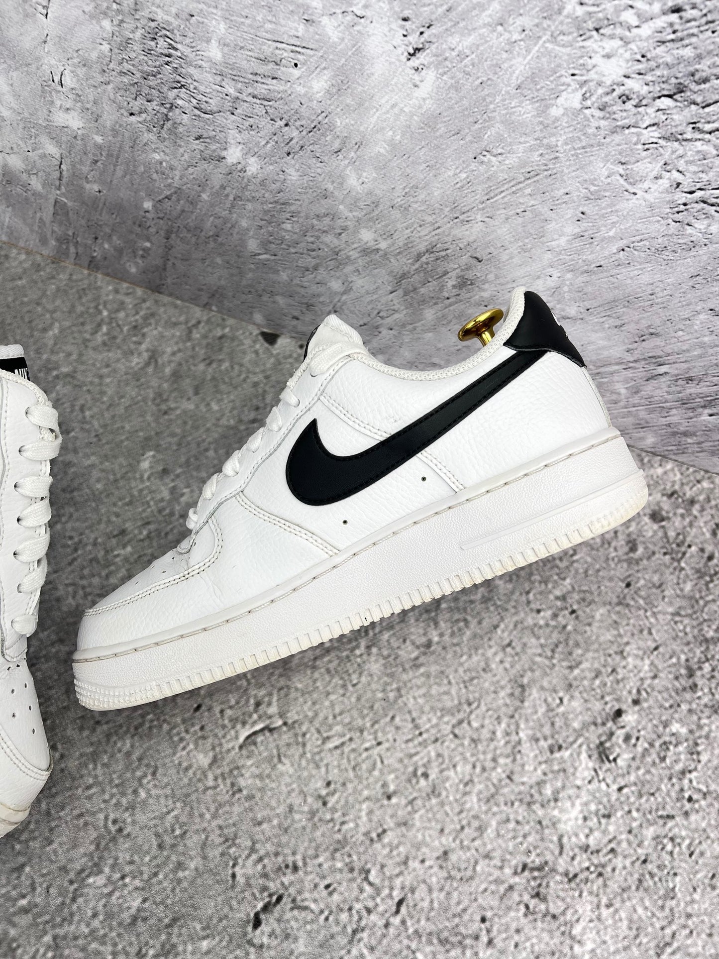 Nike Air Force 1 ’07 “White/Black” White Black - buty sportowe, wewnętrzny panel prawego buta