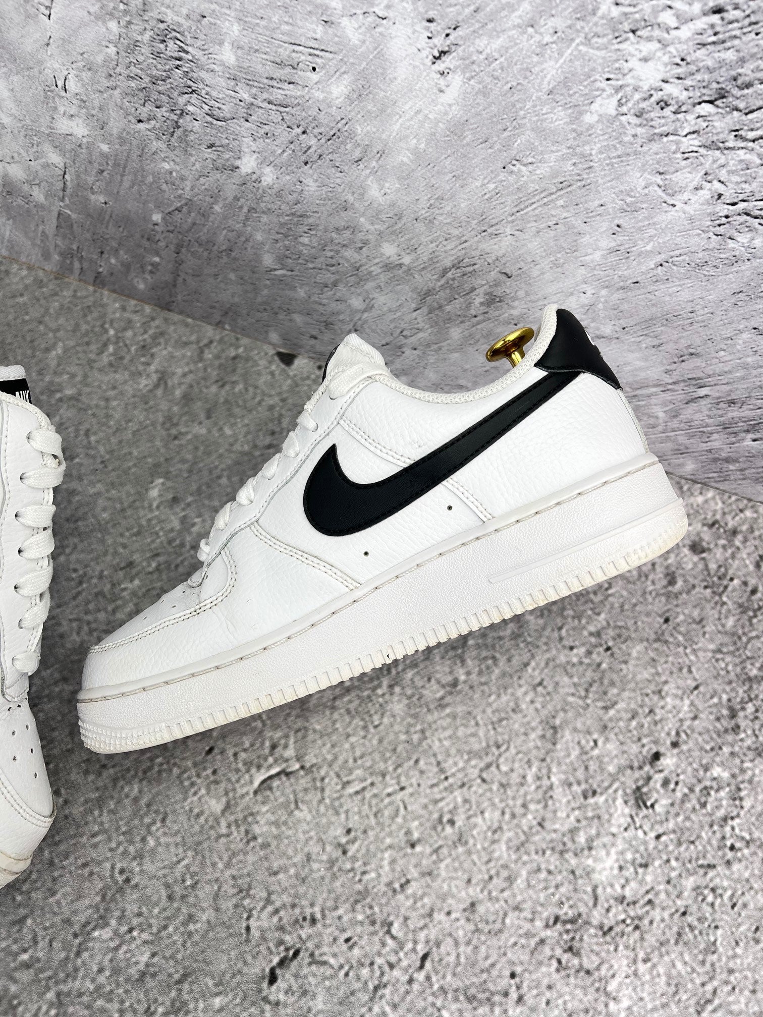 Nike Air Force 1 ’07 “White/Black” White Black - buty sportowe, wewnętrzny panel prawego buta