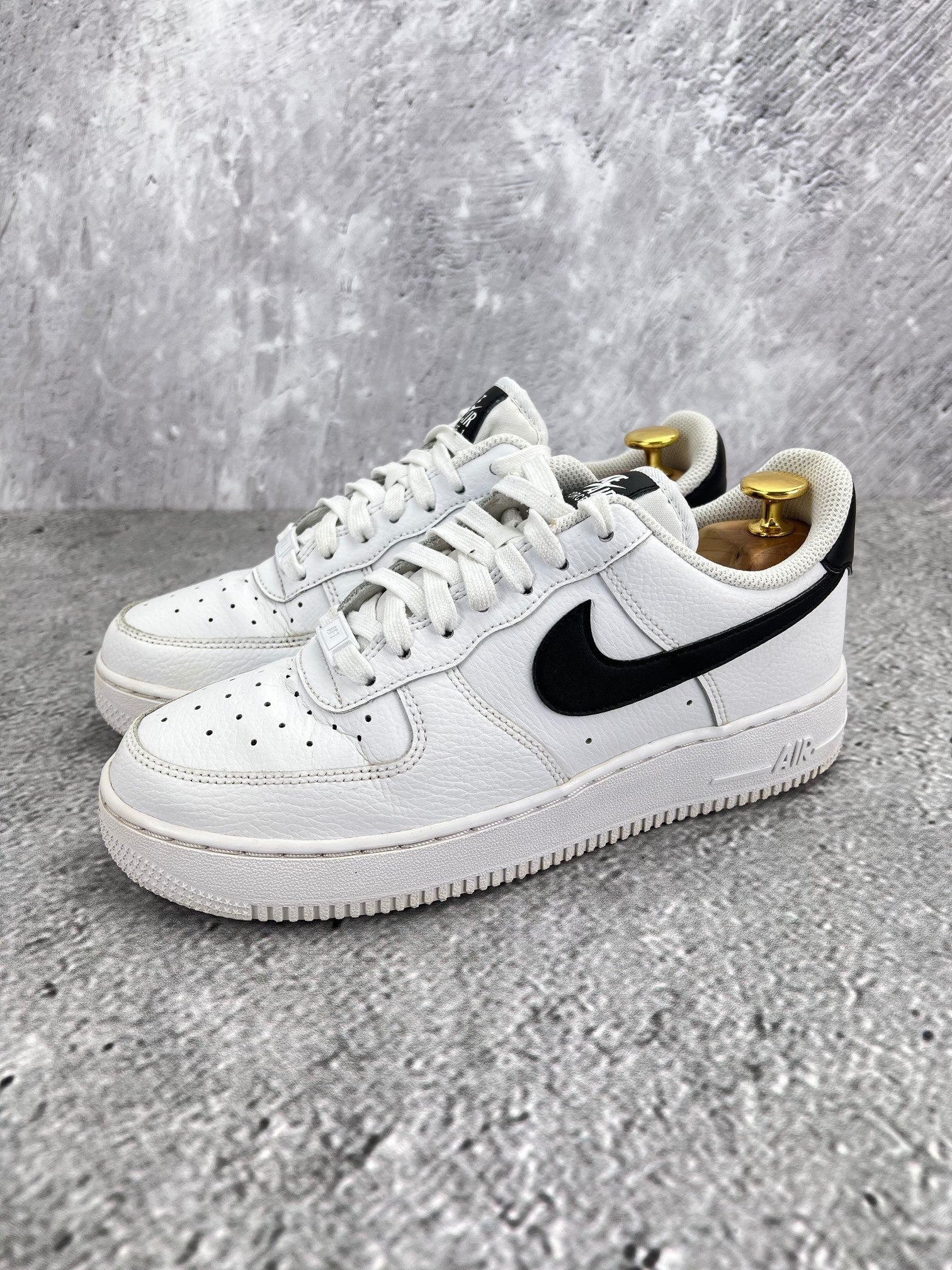 Nike Air Force 1 ’07 “White/Black” White Black - buty sportowe, widok z boku na tle studyjnym