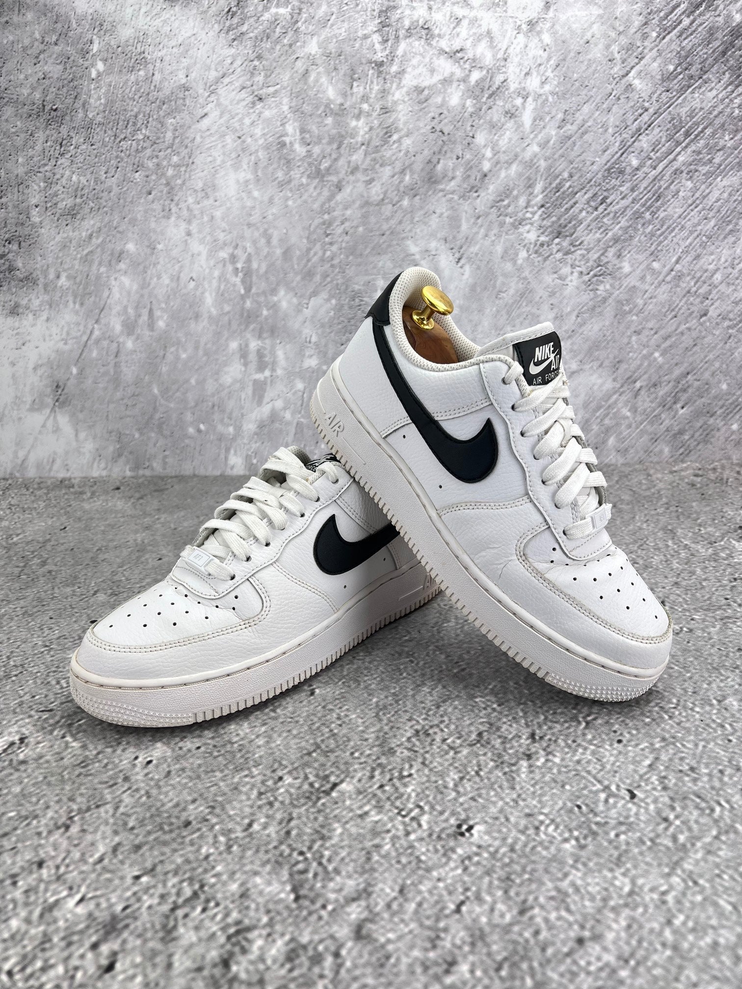 Nike Air Force 1 ’07 “White/Black” White Black - buty sportowe, para butów, widok z boku na tle studyjnym