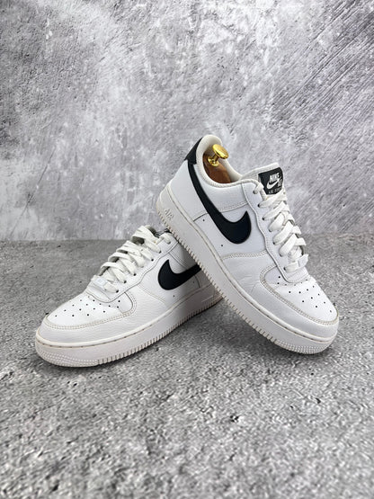 Nike Air Force 1 ’07 “White/Black” White Black - buty sportowe, para butów, widok z boku na tle studyjnym