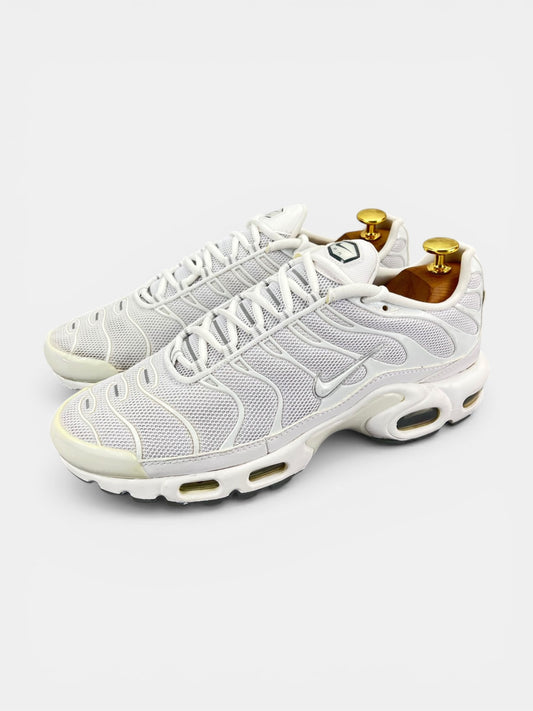 Nike Air Max Plus White - buty sportowe, widok z boku