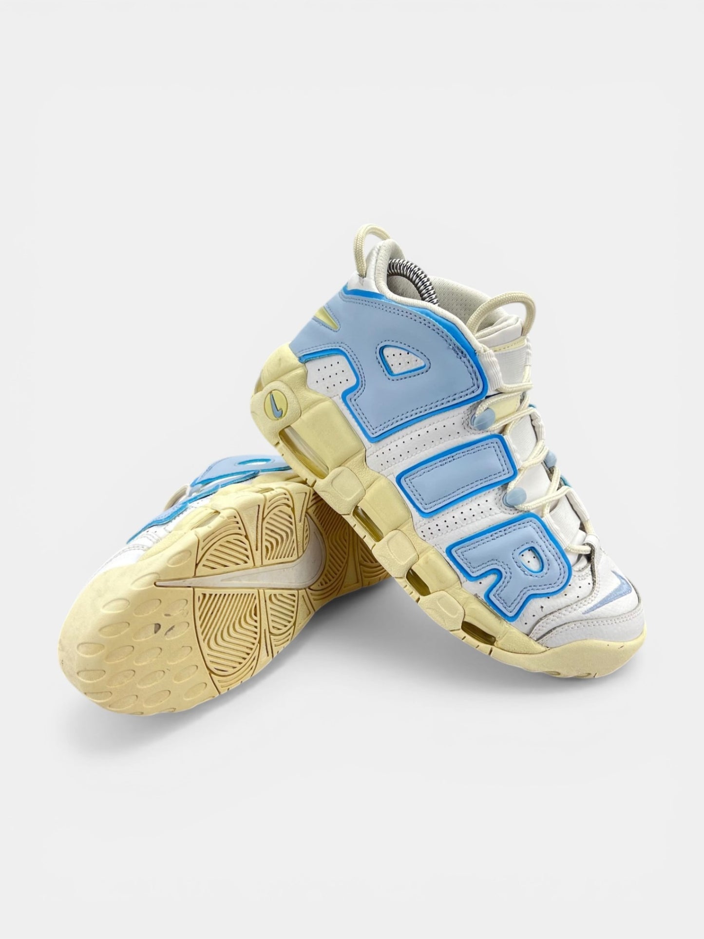 Nike Air More Uptempo FD9869-100 - buty sportowe, boczny profil