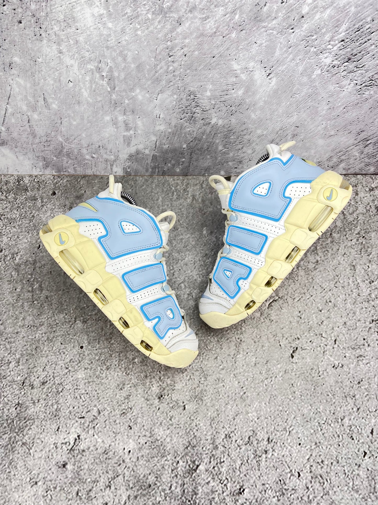 Nike Air More Uptempo FD9869-100 - buty sportowe, widok z góry na zewnętrzną stronę butów