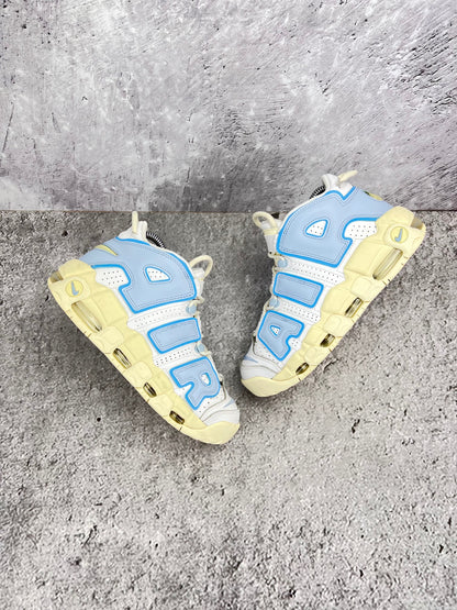 Nike Air More Uptempo FD9869-100 - buty sportowe, widok z góry na zewnętrzną stronę butów