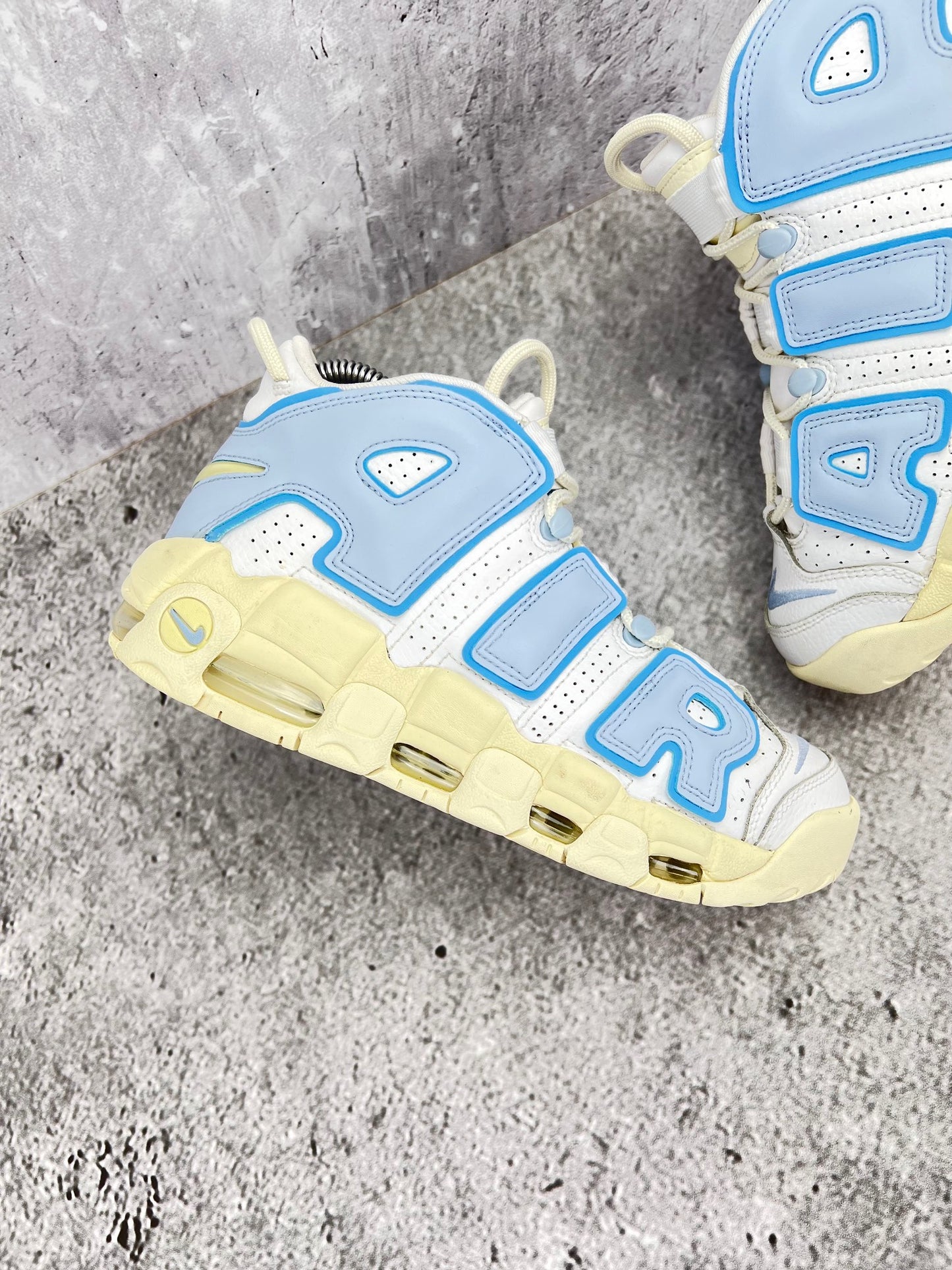 Nike Air More Uptempo FD9869-100 - buty sportowe, zewnętrzny panel prawego buta