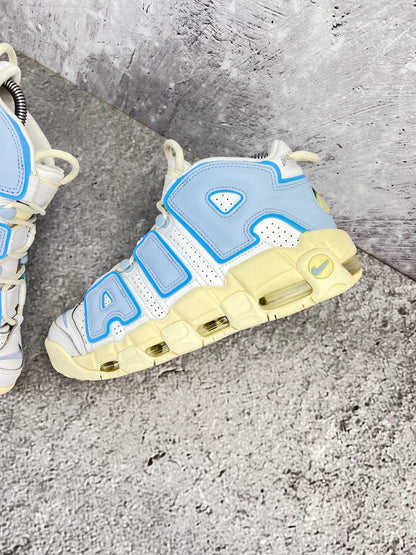 Nike Air More Uptempo FD9869-100 - buty sportowe, zewnętrzny panel lewego buta