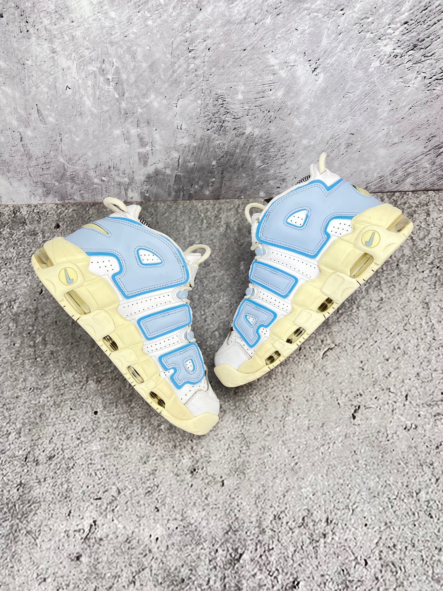 Nike Air More Uptempo FD9869-100 - buty sportowe, widok z góry na wewnętrzną stronę butów