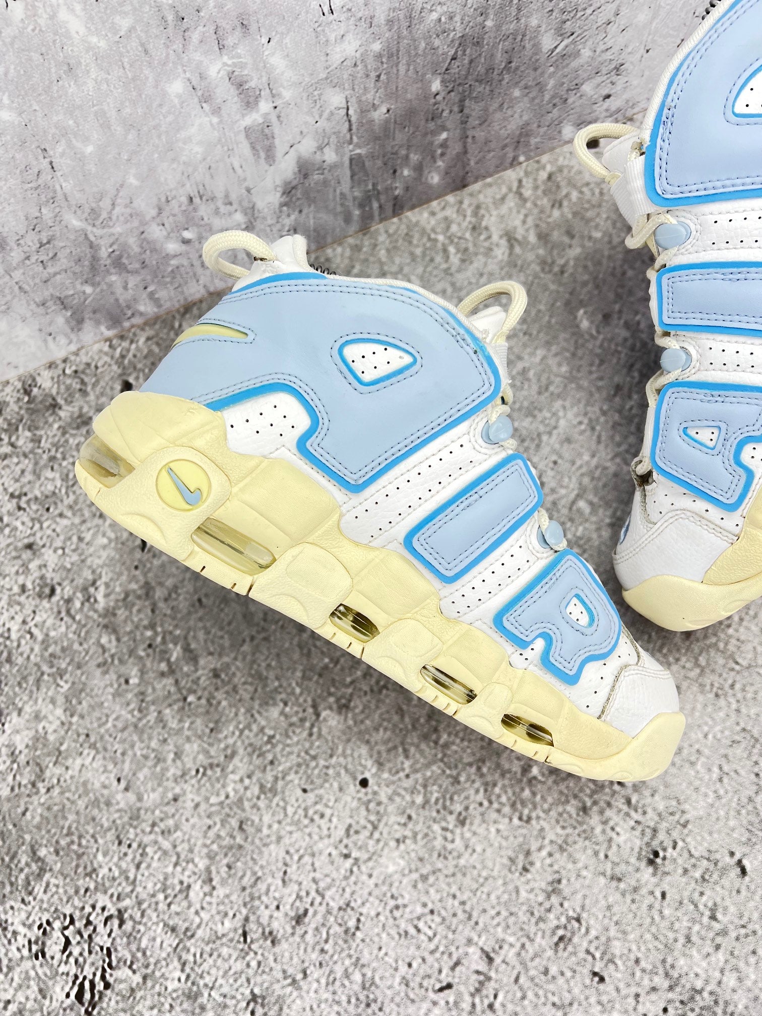 Nike Air More Uptempo FD9869-100 - buty sportowe, wewnętrzny panel lewego buta