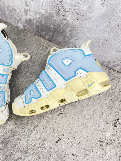 Nike Air More Uptempo FD9869-100 - buty sportowe, wewnętrzny panel prawego buta