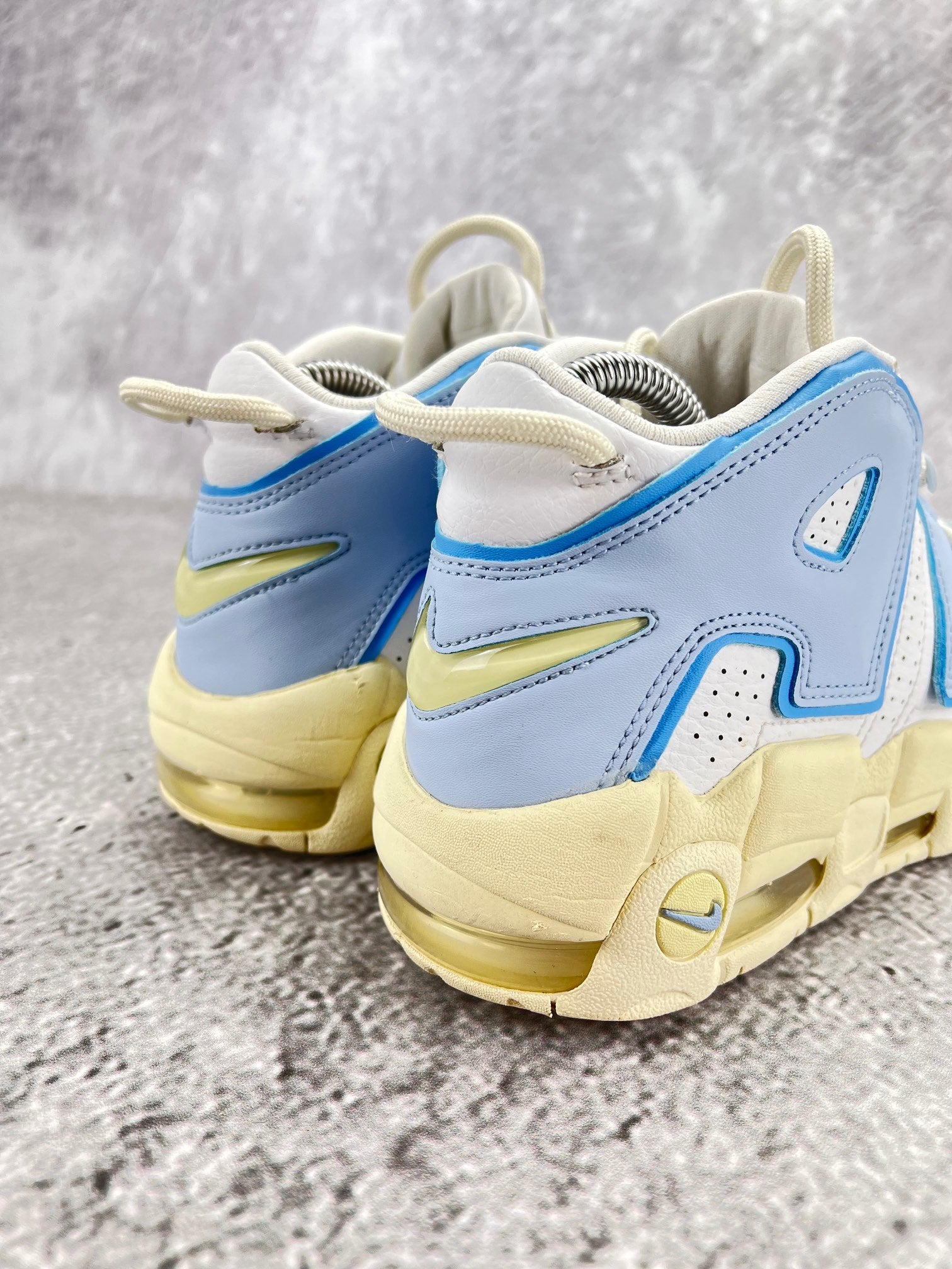 Nike Air More Uptempo FD9869-100 - buty sportowe, widok z tyłu