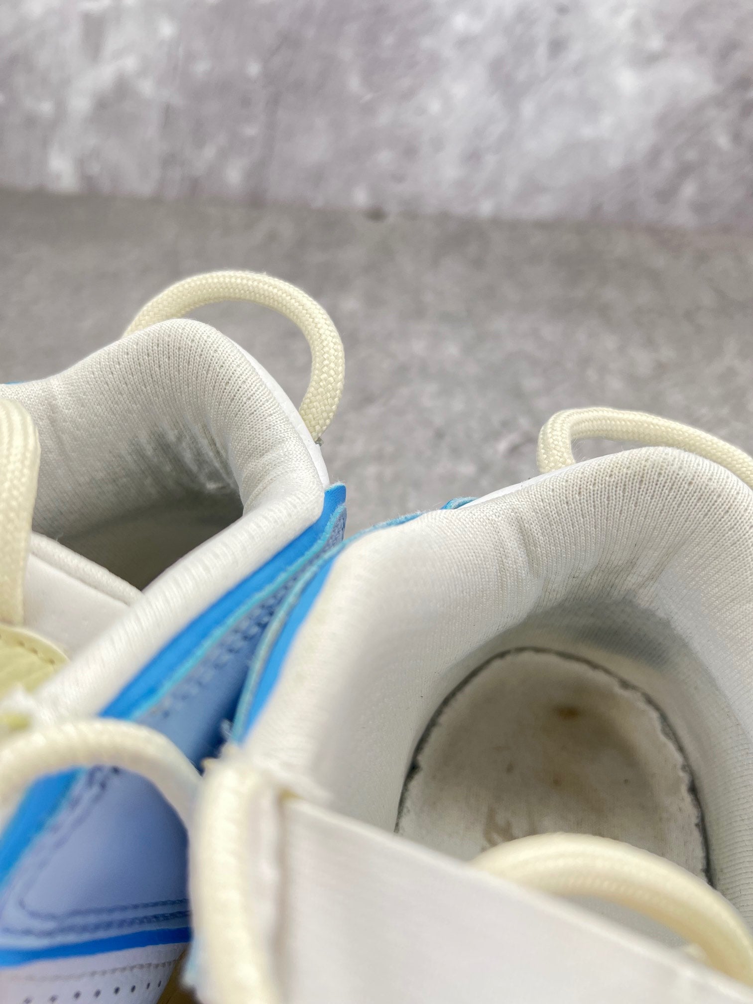 Nike Air More Uptempo FD9869-100 - buty sportowe, zapiętki butów