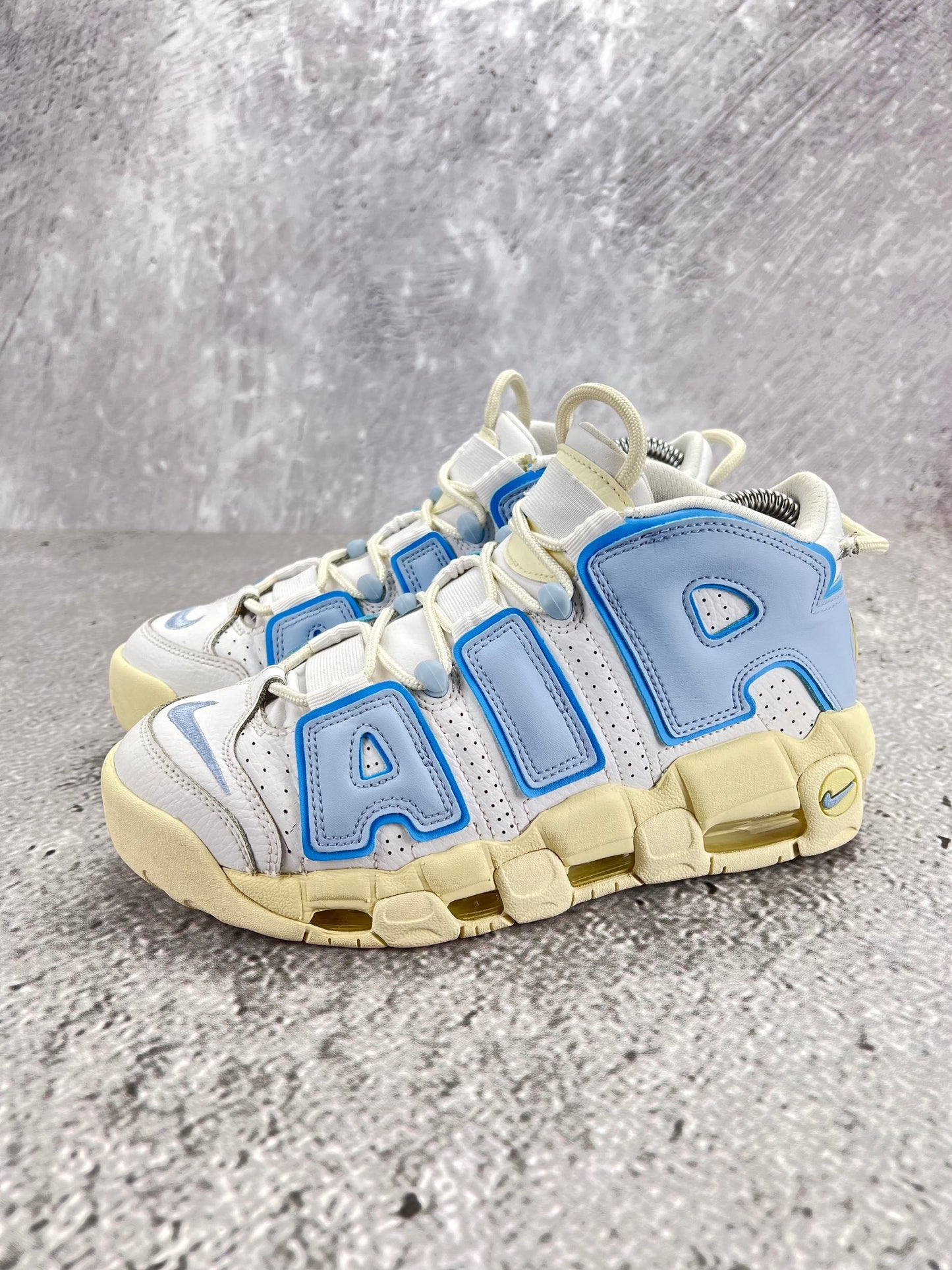 Nike Air More Uptempo FD9869-100 - buty sportowe, widok z boku na tle studyjnym