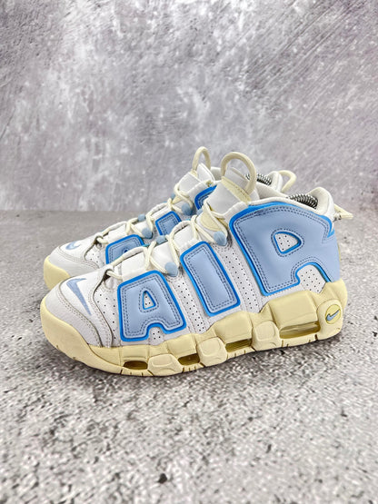 Nike Air More Uptempo FD9869-100 - buty sportowe, widok z boku na tle studyjnym