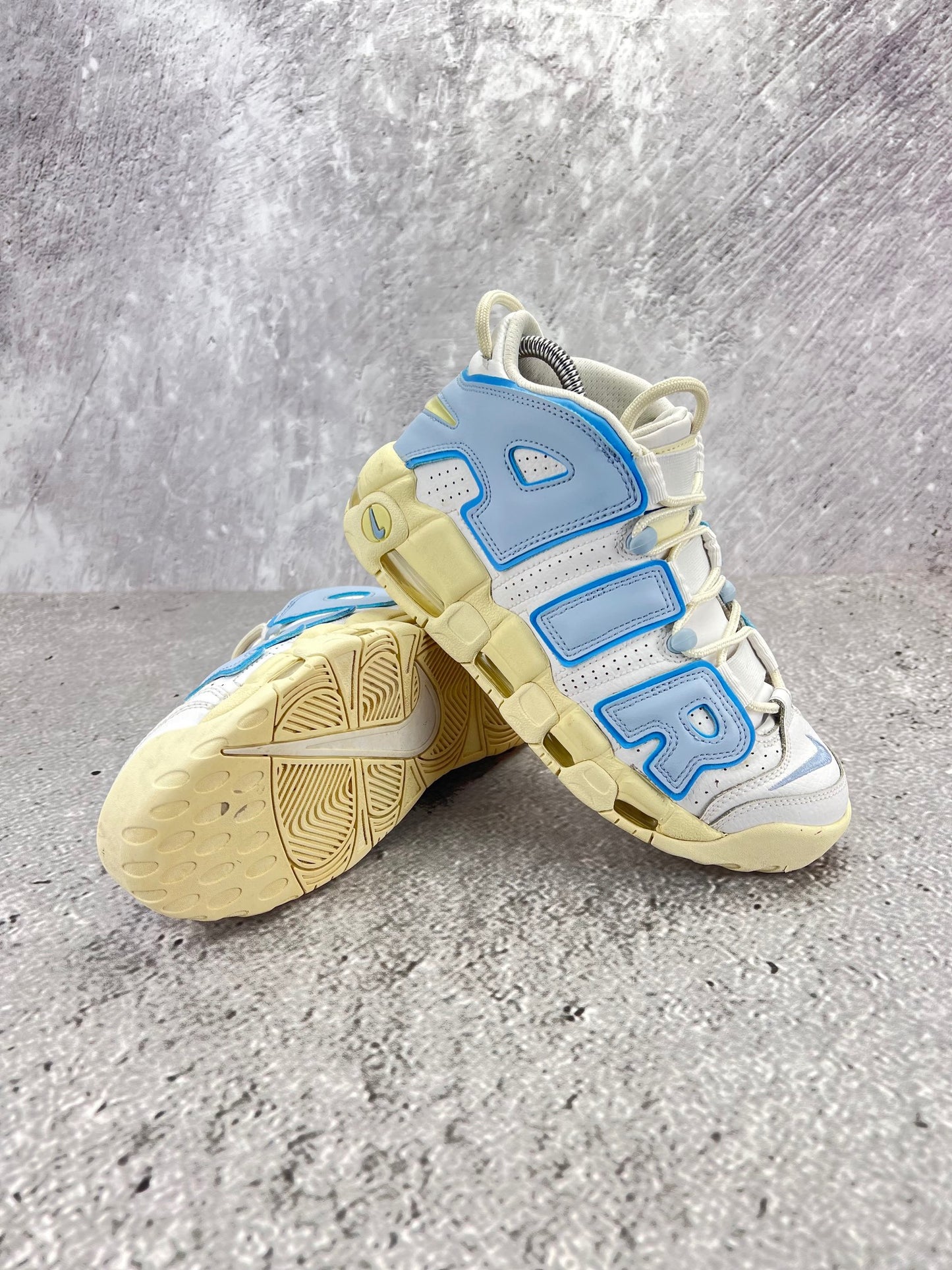 Nike Air More Uptempo FD9869-100 - buty sportowe, para butów, widok z boku na tle studyjnym