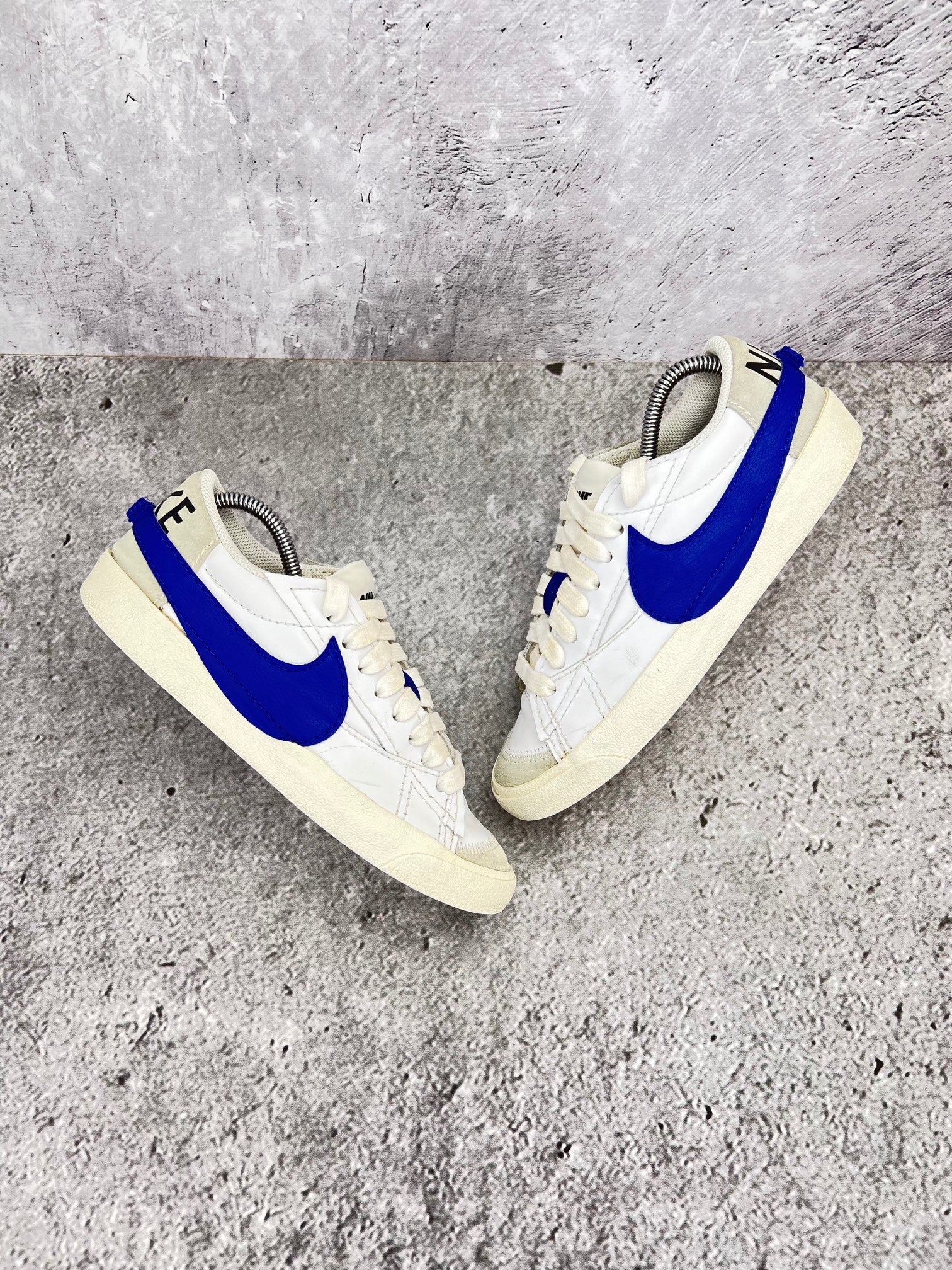 Nike Blazer Low '77 Jumbo White Old Royal - buty sportowe, widok z góry na zewnętrzną stronę butów