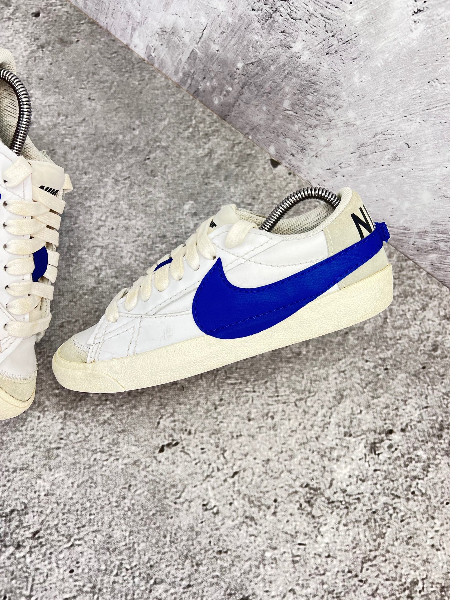 Nike Blazer Low '77 Jumbo White Old Royal - buty sportowe, zewnętrzny panel lewego buta